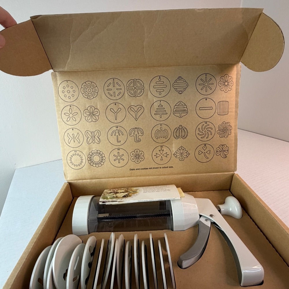 The Pampered Chef Cookie Press #1525 Complete In Box, Including Set Of 16 Molds - Picture 6 of 13